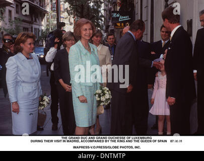 7. Mai 2001 - GRAND DUC und DUCHESSE von LUXEMBURG und der. KÖNIG UND KÖNIGIN VON SPANIEN BEI IHRER ANKUNFT AUF DER MESSE BESUCHT SIE 07.05.01..Â© IMAPRESS-VO. Presse / (Kredit-Bild: © Globe Photos/ZUMAPRESS.com) Stockfoto