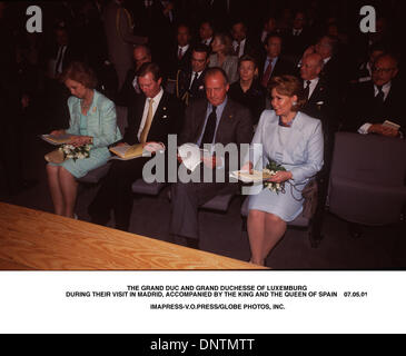 7. Mai 2001 - die Königin SOFIA von Spanien, die GRAND DUC von LUXEMBURG, König JUAN CARLOS von Spanien und der GRANBD DUCHESSE von LUXEMBURG, Blick auf das Programm des Konzerts, die sie gestern IN MADRID 07.05.01..Â© IMAPRESS-VO besuchen. Presse / (Kredit-Bild: © Globe Photos/ZUMAPRESS.com) Stockfoto