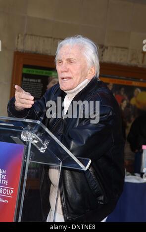 31. Januar 2002 - K23921AG: KIRK DOUGLAS machen überraschende Ankündigung. DIE CULVER-THEATER, CULVER CITY. CA-0130/2002. AMY Gräber / 2002.KIRK DOUGLAS (Kredit-Bild: © Globe Photos/ZUMAPRESS.com) Stockfoto