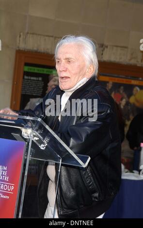 31. Januar 2002 - K23921AG: KIRK DOUGLAS machen überraschende Ankündigung. DIE CULVER-THEATER, CULVER CITY. CA-0130/2002. AMY Gräber / 2002.KIRK DOUGLAS (Kredit-Bild: © Globe Photos/ZUMAPRESS.com) Stockfoto