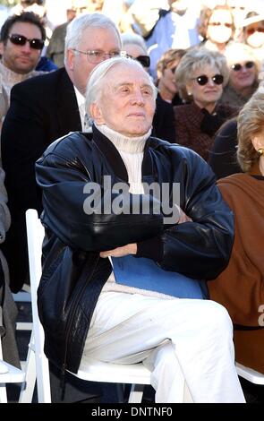 31. Januar 2002 - K23921AG: KIRK DOUGLAS machen überraschende Ankündigung. DIE CULVER-THEATER, CULVER CITY. CA-0130/2002. AMY Gräber / 2002.KIRK DOUGLAS (Kredit-Bild: © Globe Photos/ZUMAPRESS.com) Stockfoto