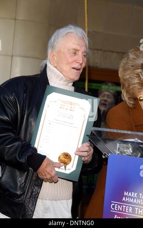 31. Januar 2002 - K23921AG: KIRK DOUGLAS machen überraschende Ankündigung. DIE CULVER-THEATER, CULVER CITY. CA-0130/2002. AMY Gräber / 2002 (Kredit-Bild: © Globe Photos/ZUMAPRESS.com) Stockfoto