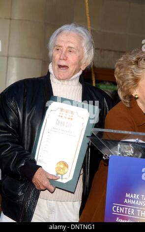 31. Januar 2002 - K23921AG: KIRK DOUGLAS machen überraschende Ankündigung. DIE CULVER-THEATER, CULVER CITY. CA-0130/2002. AMY Gräber / 2002 (Kredit-Bild: © Globe Photos/ZUMAPRESS.com) Stockfoto