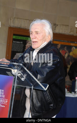 31. Januar 2002 - K23921AG: KIRK DOUGLAS machen überraschende Ankündigung. DIE CULVER-THEATER, CULVER CITY. CA 0130/2002.KIRK DOUGLAS. AMY Gräber / 2002 (Kredit-Bild: © Globe Photos/ZUMAPRESS.com) Stockfoto