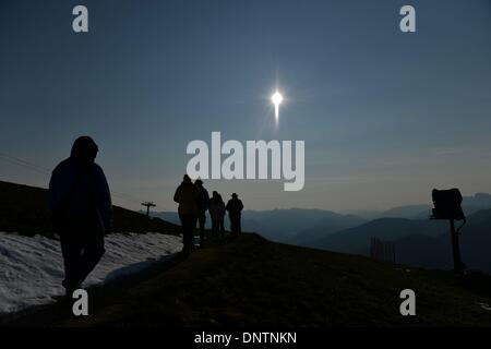 Touristen auf dem Gipfel des Kronplatz (2275m) in Trentino-Alto Adige, Italien, 27 Juli 2013. Foto: Frank Mai / picture Alliance Stockfoto