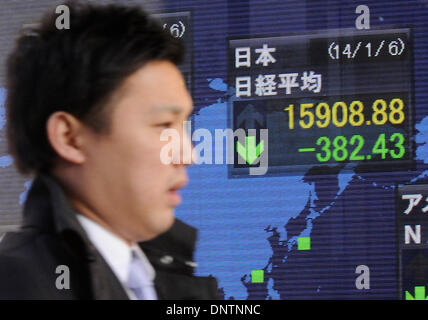 Tokio, Japan. 6. Januar 2014. Ein Mann geht vorbei an einer Elektronikplatine die Aktienindex in Tokio, Japan, 6. Januar 2014 zeigen. 225-Thema Nikkei Stock Average geschlossen 382,43 Punkte ab Ende 2013 auf 15,908.88. Bildnachweis: Stringer/Xinhua/Alamy Live-Nachrichten Stockfoto