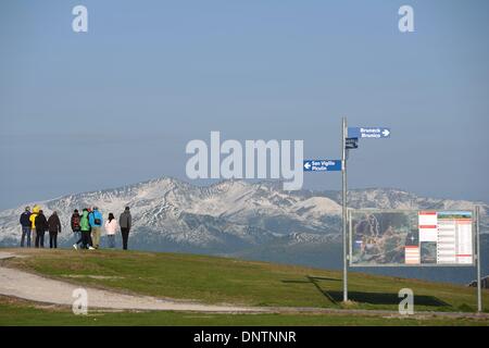 Touristen auf dem Gipfel des Kronplatz (2275m) in Trentino-Alto Adige, Italien, 27 Juli 2013. Foto: Frank Mai / picture Alliance Stockfoto