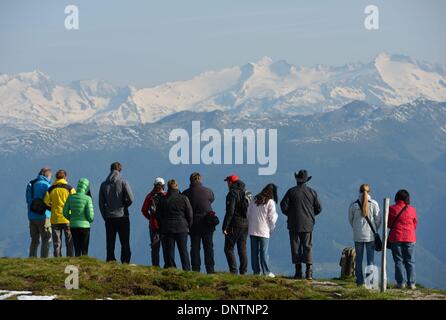 Touristen auf dem Gipfel des Kronplatz (2275m) in Trentino-Alto Adige, Italien, 27 Juli 2013. Foto: Frank Mai / picture Alliance Stockfoto