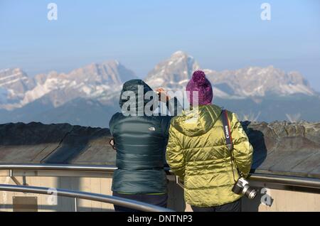 Touristen auf dem Gipfel des Kronplatz (2275m) in Trentino-Alto Adige, Italien, 27 Juli 2013. Foto: Frank Mai / picture Alliance Stockfoto