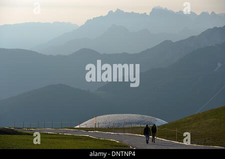 Touristen auf dem Gipfel des Kronplatz (2275m) in Trentino-Alto Adige, Italien, 27 Juli 2013. Foto: Frank Mai / picture Alliance Stockfoto