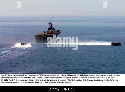 1. Juni 1999 - Litokhoron, Griechenland - 990610-N-9593R-015. .. Ein US-Navy Landing Craft Luft gepolstert (STERNS) Blätter gut Deck der USS Kearsarge (LHD-3) als ein weiterer Ansätze, mehr Personal und Ausrüstung aus der 26. Marine Expeditionary Unit abholen und transportieren sie zum Strand von Litokhoron, Griechenland, am 10. Juni 1999.  Die USS Kearsarge amphibische bereit Gruppe ist deploye Stockfoto