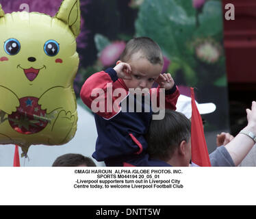 20. Mai 2001 - Liverpool, Großbritannien - Â © MAGI HAROUN ALPHA / Sport M044194 20 05 01.Liverpool Fans erweisen sich im Stadtzentrum von Liverpool heute, um Liverpool Football Club nach ihren Höhen-Saison begrüßen zu dürfen. Liverpool gewann den Worthington Cup, FA Cup und den UEFA-Cup in einer Saison, die das Team auch für die nächsten YearÃ•s Champions League qualifizieren gesehen hat. (Kredit-Bild: © Stockfoto