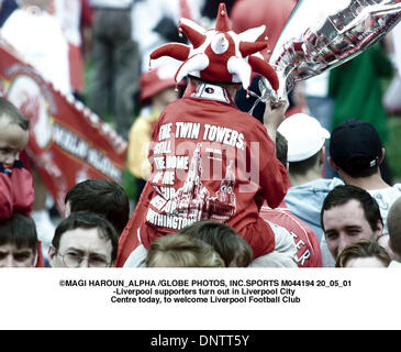 20. Mai 2001 - Liverpool, Großbritannien - Â © MAGI HAROUN ALPHA / Sport M044194 20 05 01.Liverpool Fans erweisen sich im Stadtzentrum von Liverpool heute, um Liverpool Football Club nach ihren Höhen-Saison begrüßen zu dürfen. Liverpool gewann den Worthington Cup, FA Cup und den UEFA-Cup in einer Saison, die das Team auch für die nächsten YearÃ•s Champions League qualifizieren gesehen hat. (Kredit-Bild: © Stockfoto