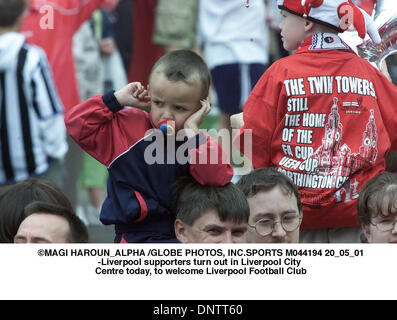 20. Mai 2001 - Liverpool, Großbritannien - Â © MAGI HAROUN ALPHA / Sport M044194 20 05 01.Liverpool Fans erweisen sich im Stadtzentrum von Liverpool heute, um Liverpool Football Club nach ihren Höhen-Saison begrüßen zu dürfen. Liverpool gewann den Worthington Cup, FA Cup und den UEFA-Cup in einer Saison, die das Team auch für die nächsten YearÃ•s Champions League qualifizieren gesehen hat. (Kredit-Bild: © Stockfoto