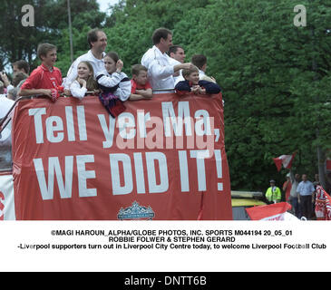 20. Mai 2001 - Liverpool, Großbritannien - Â © MAGI HAROUN ALPHA / Sport M044194 20 05 01.Liverpool Fans erweisen sich im Stadtzentrum von Liverpool heute, um Liverpool Football Club nach ihren Höhen-Saison begrüßen zu dürfen. Liverpool gewann den Worthington Cup, FA Cup und den UEFA-Cup in einer Saison, die das Team auch für die nächsten YearÃ•s Champions League qualifizieren gesehen hat. (Kredit-Bild: © Stockfoto