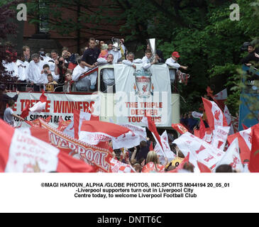 20. Mai 2001 - Liverpool, Großbritannien - Â © MAGI HAROUN ALPHA / Sport M044194 20 05 01.Liverpool Fans erweisen sich im Stadtzentrum von Liverpool heute, um Liverpool Football Club nach ihren Höhen-Saison begrüßen zu dürfen. Liverpool gewann den Worthington Cup, FA Cup und den UEFA-Cup in einer Saison, die das Team auch für die nächsten YearÃ•s Champions League qualifizieren gesehen hat. (Kredit-Bild: © Stockfoto