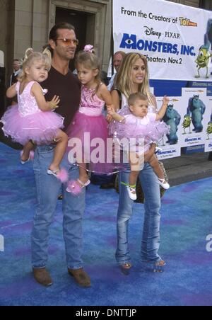 29. Oktober 2001 -. K23207MR: MONSTER INC. PREMIERE.EL CAPITAN THEATER, HOLLYWOOD, CA 10/28/2001.LORENZO LAMAS MIT FRAU SHAUNA MIT KINDERN VICTORIA, ISABELLA UND ALEXANDRIA. MILAN RYBA / 2001 (Kredit-Bild: © Globe Photos/ZUMAPRESS.com) Stockfoto