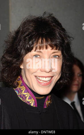 10. April 2002 - K24675AR: '' ein WORK IN PROGRESS: ein Abend mit DAVID O. RUSSELL''. AN DAS MUSEUM OF MODERN ART IN NEW YORK CITY 10.04.01. ANDREA RENAULT / 2002.LILY TOMLIN (Kredit-Bild: © Globe Photos/ZUMAPRESS.com) Stockfoto