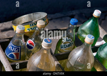 Glas und Kunststoff Soda-Flaschen mit Benzin gefüllt sind für den Verkauf auf einer Stadtstraße in Phnom Penh, Kambodscha. Stockfoto