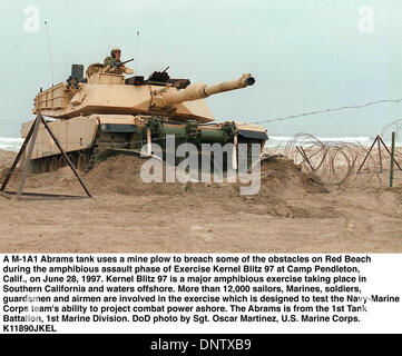 20. Juni 1997 - Camp Pendleton, Kalifornien, USA -.970628-M-9816 M-014... Ein M-1A1 Abrams-Panzer verwendet einen Mine Pflug gegen einige der Hindernisse am Red Beach in der amphibischen Angriff Phase der Übung Kernel Blitz 97 in Camp Pendleton, Kalifornien, am 28. Juni 1997.  Kernel Blitz 97 ist eine große amphibische Übung findet in Südkalifornien und Gewässern vor der Küste.  Mehr als 12.000 Segler Stockfoto