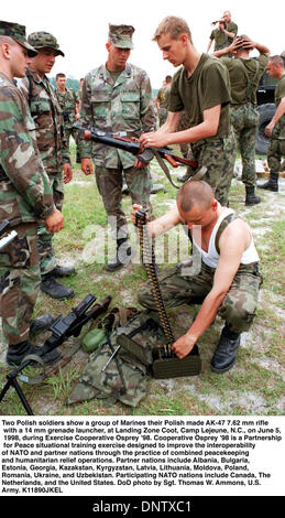 5. Juni 1998 - Camp Lejeune, North Carolina, USA - 980605-A-3810A-013... Zwei polnische Soldaten zeigen einer Gruppe von Marines ihre polnischen aus AK-47 7,62 mm Gewehr mit einem 14 mm Granatwerfer bei Landing Zone Wasserhuhn, Camp Lejeune, North Carolina, am 5. Juni 1998, während der Übung Cooperative Osprey 98.  Cooperative Osprey 98 ist eine Partnerschaft für den Frieden situational Trainingsübung zur Verbesserung der interope Stockfoto