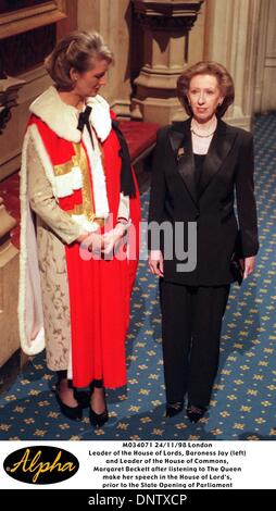 24. November 1998 - M034071 24.11.98 London.Leader des House of Lords, Baroness Jay (links) und Führer des House Of Commons. Margaret Beckett nach dem Anhören der Königin machen ihre Rede in dem Haus von Herrn, .prior, Zustand-Öffnung des Parliament(Credit Image: © Globe Photos/ZUMAPRESS.com) Stockfoto