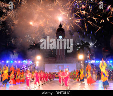 Kuala Lumpur, MYS. 4. Januar 2014. Feuerwerk erhellt den Himmel über Kuala Lumpur beim grand Start besuchen Sie Malaysia 2014 Kampagne in Kuala Lumpur, Malaysia, Samstag, 4. Januar 2014. Besuchen Sie Malaysia Jahr 2014 startet Samstag, 4 Januar, eine Kampagne, um 28 Millionen Touristen ins Land dieses Jahr woo zu bilden. Bildnachweis: Joshua Paul/NurPhoto/ZUMAPRESS.com/Alamy Live-Nachrichten Stockfoto