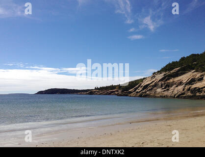 Maine, USA. 27. September 2013. Blick auf den "Sand Strand" im Acadia Nationalpark in Maine, USA, 27. September 2013. Der Acadia National Park ist bekannt für seine zerklüftete Felsenküste und eine raue Landschaft mit Bergen und Seen und gehört zu den zehn meistbesuchten Parks in den USA. Foto: Nico Esch/Dpa/Alamy Live News Stockfoto