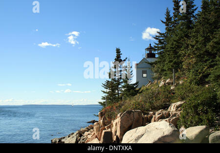 Maine, USA. 27. September 2013. Die felsige Küste die Rückseite des Hauses Beleuchtung der Bass Habor im Acadia Nationalpark in Maine, USA, 27. September 2013. Der Acadia National Park ist bekannt für seine zerklüftete Felsenküste und eine raue Landschaft mit Bergen und Seen und gehört zu den zehn meistbesuchten Parks in den USA. Foto: Nico Esch/Dpa/Alamy Live News Stockfoto