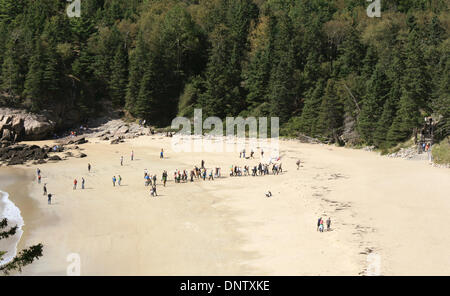 Maine, USA. 27. September 2013. Eine Gruppe von Touristen erforscht "Sandstrand" im Acadia Nationalpark in Maine, USA, 27. September 2013. Der Acadia National Park ist bekannt für seine zerklüftete Felsenküste und eine raue Landschaft mit Bergen und Seen und gehört zu den zehn meistbesuchten Parks in den USA. Foto: Nico Esch/Dpa/Alamy Live News Stockfoto