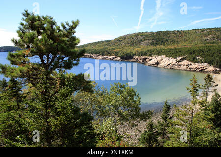 Maine, USA. 27. September 2013. Blick auf die Bucht vor der "Sand Beach" im Acadia Nationalpark in Maine, USA, 27. September 2013. Der Acadia National Park ist bekannt für seine zerklüftete Felsenküste und eine raue Landschaft mit Bergen und Seen und gehört zu den zehn meistbesuchten Parks in den USA. Foto: Nico Esch/Dpa/Alamy Live News Stockfoto