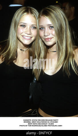 25. Juli 2001 - K22528TR: N ' Sync RECORD RELEASEPARTY. MOOMBA, WEST HOLLYWOOD CA. 07/23/2001.MARY KATE UND ASHLEY OLSEN. TOM RODRIGUEZ / 2001 (Kredit-Bild: © Globe Photos/ZUMAPRESS.com) Stockfoto