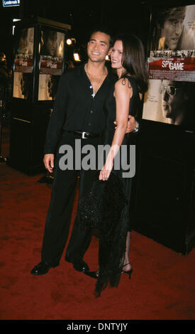 20. November 2001 - K23449AG: SPY GAME Weltpremiere. WESTHOLLYWOD, CA 11/19/2001.MARK DACASCOS UND FRAU JULIE CONDRA. AMY Gräber / 2001 (Kredit-Bild: © Globe Photos/ZUMAPRESS.com) Stockfoto