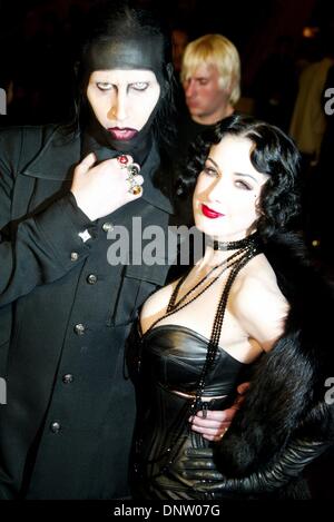 12. März 2002 - Marilyn Manson + Dita von Teese.Premiere RESIDENT EVIL. MannÂ «s Chinese Theater, Hollywood, USA.12.  Mar 2002..K24396AM. ALEC MICHAEL / (Kredit-Bild: © Globe Photos/ZUMAPRESS.com) Stockfoto