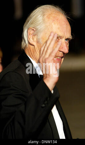 18. November 2002 - GEORGE MARTIN. WELT-PREMIERE "DIE ANOTHER DAY'', ROYAL ALBERT HALL, LONDON, ENGLAND, 181102. ALEC MICHAEL. Â © 2002.K27538AM (Kredit-Bild: © Globe Photos/ZUMAPRESS.com) Stockfoto