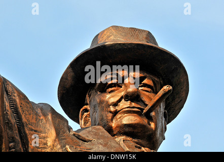 Statue von Sir Winston Churchill mit Zigarre Parkview Square Singapur Stockfoto