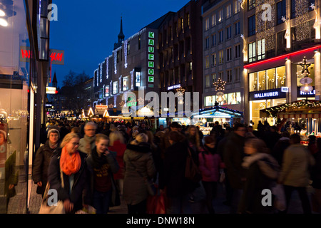 Deutscher Abend Weihnachts-Einkäufer in der Neuhauser, Strasse, Straße, München, obere Bayern Deutschland Europa Stockfoto