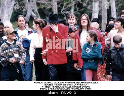 28. Februar 2001 - K1292LR: MICHAEL JACKSON mit Frau Presley. GASTGEBER DER WELT SUMIT VON KLEINKINDERN. BEI IHRER NEVERLAND VALLEY RANCH 18.04.95. LISA ROSE / 1995 (Kredit-Bild: © Globe Photos/ZUMAPRESS.com) Stockfoto