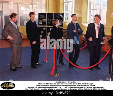 13. November 1998 - Sheffield, Großbritannien - britische Prince Of Wales (links) Schauspieler Hugo Speer schließt sich als er einen Tanz aus dem Kinohit "The Full Monty" während seines Besuchs in Sheffield Freitag, 13. November 1998 imitiert. (Kredit-Bild: © Globe Photos/ZUMAPRESS.com) Stockfoto