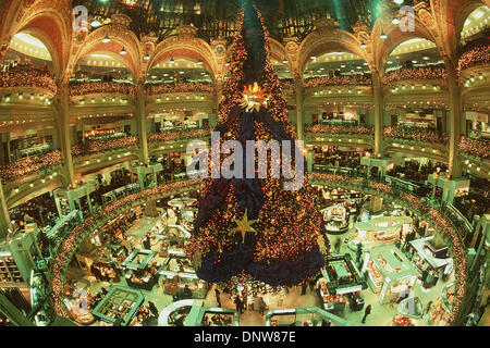 1. Dezember 1998 - Â © IMAPRESS / Jean-Claude n ' Diaye:.'' Den schönsten Weihnachtsbaum der Welt!'':. Die Galeries Lafayette Paris Shopping Center bekannt weltweit, bieten ihren Kunden eine majestätische Überraschung: einen riesigen Weihnachtsbaum. Gelegen in der Mitte der kreisförmigen Saal unter der Kuppel, können Kunden es aus allen Ebenen der Shop bewundern. (Kredit-Bild: © Globe Fotos/ZUMAPRES Stockfoto