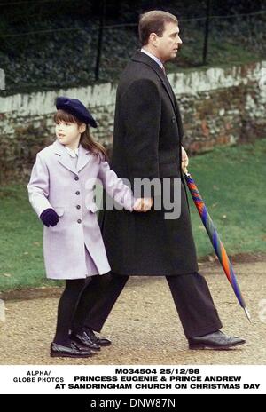 25. Dezember 1998 - Sandringham, Großbritannien - Großbritannien Duke of York verläßt die Sandringham Kirche mit seiner Tochter Prinzessin Eugenie, nachdem sie den Weihnachtsgottesdienst zusammen mit anderen Mitgliedern der königlichen Familie, Freitag, 25. Dezember 1998 besucht.  Queen Elizabeth traten 16 Mitglieder der königlichen Familie für die jährliche Weihnachten sammeln in Sandringham. (Kredit-Bild: © Globus Stockfoto