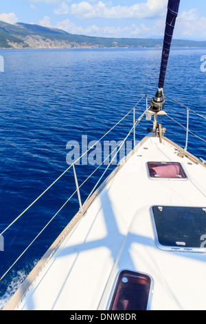 Bogen des Segelboot / yacht mit blauen Meer Stockfoto