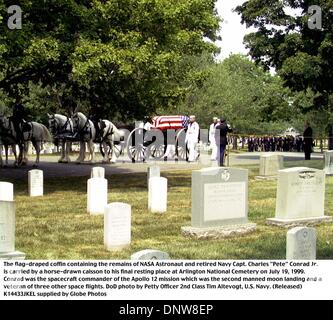 19. Juli 1999 - Nationalfriedhof Arlington, Washington, DC - 990719-N-7495A-001... Die Fahne drapiert Sarg mit den sterblichen Überresten des NASA-Astronaut und ehemaliger Navy Captain Charles "Pete'' Conrad Jr. erfolgt durch eine Pferdekutsche Munitionskiste, seine letzte Ruhestätte auf dem Arlington National Cemetery am 19. Juli 1999.  Conrad war der Kommandant der Apollo 12-Mission war die Stockfoto