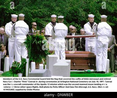 19. Juli 1999 - Nationalfriedhof Arlington, Washington, DC - 990719-N-7495A-005... Mitglieder der US-Navy zeremonielle Garde Falten Sie das Flag, die den Sarg des NASA-Astronaut und ehemaliger Navy Captain Charles "Pete'' Conrad Jr. während Zeremonien auf dem Arlington National Cemetery am 19. Juli 1999 bedeckt. Conrad war der Kommandant der Apollo 12-Mission, die der zweite Mann war Stockfoto