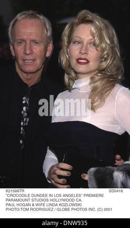 18. April 2001 - K21588TR SD0418. "CROCODILE DUNDEE IN LOS ANGELES'' PREMIERE. PARAMOUNT STUDIOS HOLLYWOOD CA... PAUL HOGAN & FRAU LINDA KOZLOWSKI.  TOM RODRIGUEZ / C) 2001 (Kredit-Bild: © Globe Photos/ZUMAPRESS.com) Stockfoto