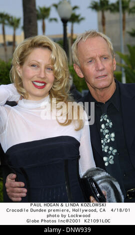 18. April 2001 - PAUL HOGAN & LINDA KOZLOWSKI. Crocodile Dundee Premiere, Hollywood, CA 18.04.01. Lockwood.   2001 K21092LOC (Kredit-Bild: © Globe Photos/ZUMAPRESS.com) Stockfoto