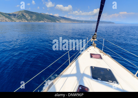 Bogen des Segelboot / yacht mit blauen Meer Stockfoto