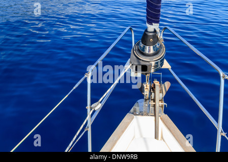 Bogen des Segelboot / yacht mit blauen Meer Stockfoto