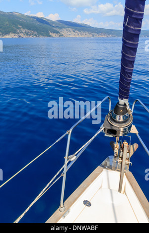 Bogen des Segelboot / yacht mit blauen Meer Stockfoto