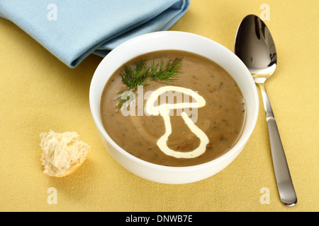 Kostbare Pilz Creme Suppe mit Brot, Nahaufnahme Stockfoto